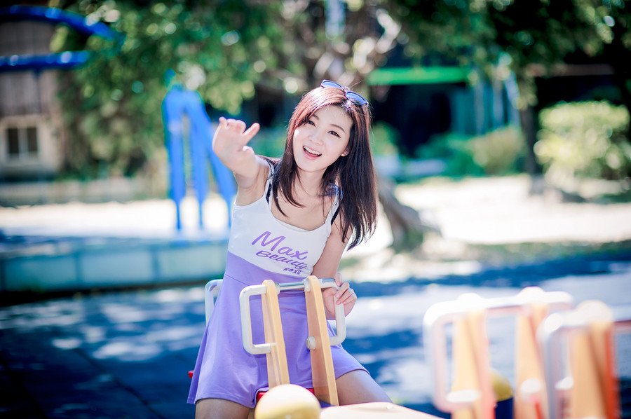男人天生多情，只是他会对某一个人长情。女人天生专情，但她会对某一个人绝情。男人和一个喜欢的人在一起的时候，心里还有一个或多个她。因为他多情[lizhigushicom]。女人和一个喜欢的人在一起她所想的就是他。即使有更好的男人出现她也不会放弃。因为她的专情。而当她决定放弃一切都没有余地了。因为她绝情!